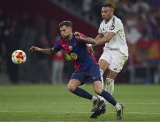 IM体育社区互动入口-国际足球明星在洲际比赛中展现技艺