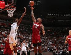 IM体育在线注册-上海队横扫勇士，字母哥点燃赛场