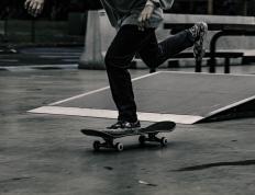 IM体育在线注册-末节之王！马克西高光表现撕裂纽约，雄鹿窒息防守带走胜利