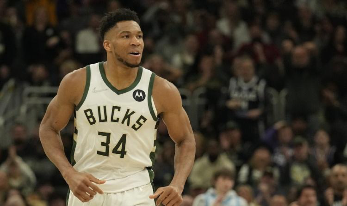 IM体育官方网站-雄鹿险胜公牛,莫里斯惊艳世界