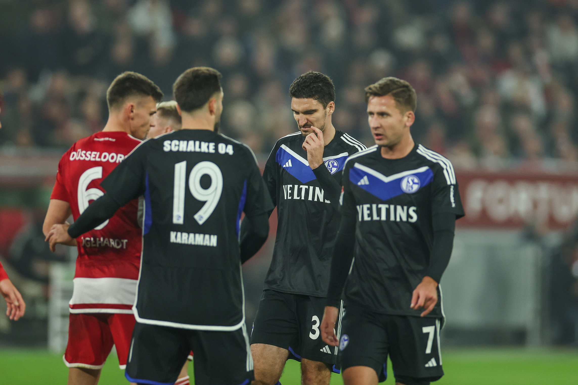 IM体育注册链接-沙尔克主教练现场训练,盘点球员表现