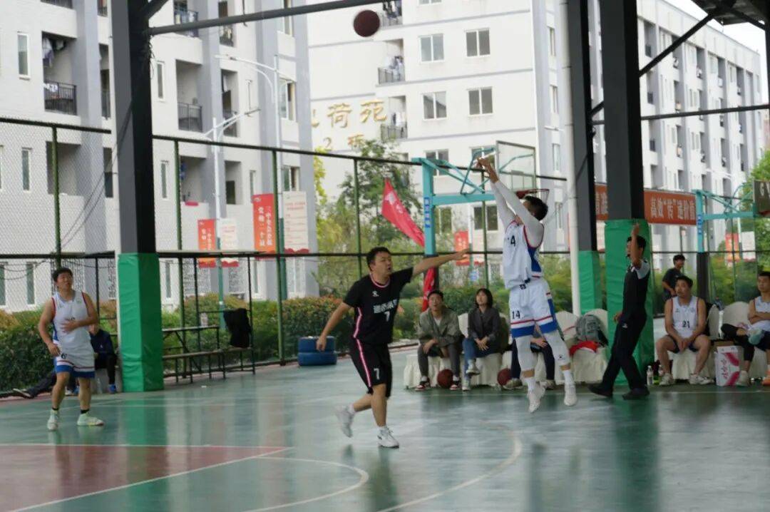 IM体育下载-包含半场紧张多变，球员奉献激烈角逐彰显拼搏精神的词条