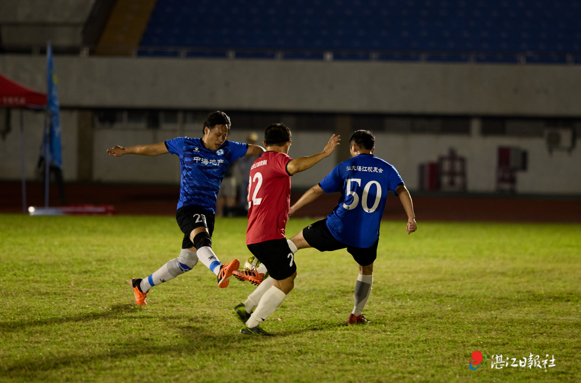 IM体育社区互动入口-激烈角逐下足球比赛持续扣人心弦的简单介绍