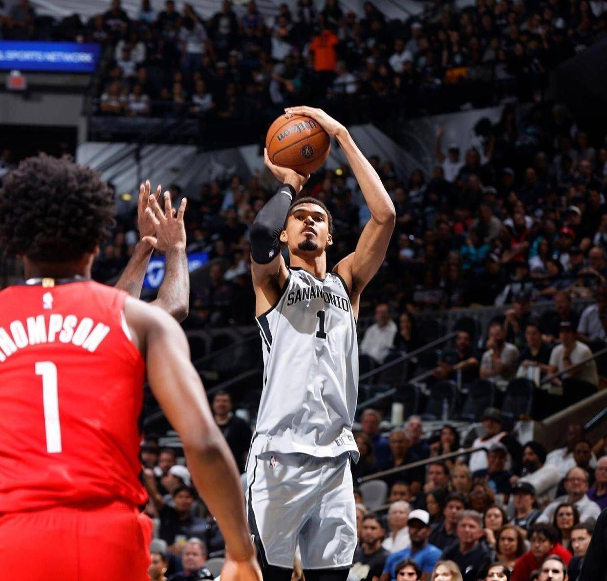 IM体育官方网站-火箭主场不敌马刺，遭遇失利