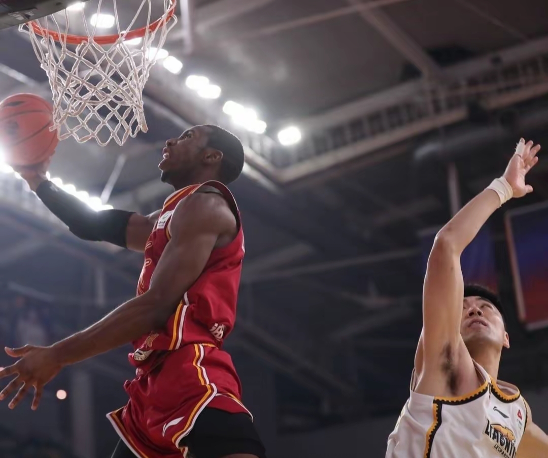 IM体育在线注册-上海队横扫勇士，字母哥点燃赛场